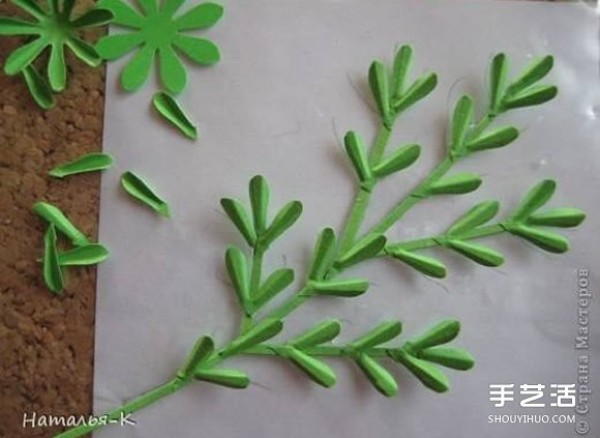 Illustrations of how to make handmade chrysanthemums and how to make cardboard chrysanthemums