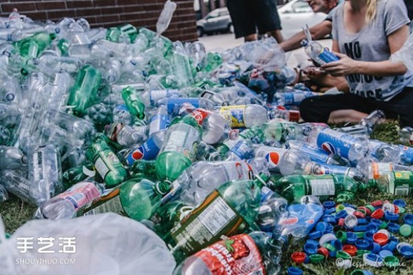 The ocean of ten thousand plastic bottles uses mermaids to interpret environmental issues