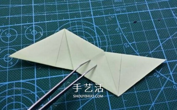 How to make an origami star flower ball, a diagram of how to fold a three-dimensional star that emits light