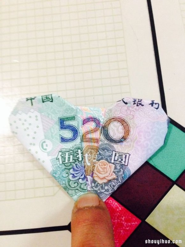 Illustration of how to fold paper money origami 520 (I love you) to express love