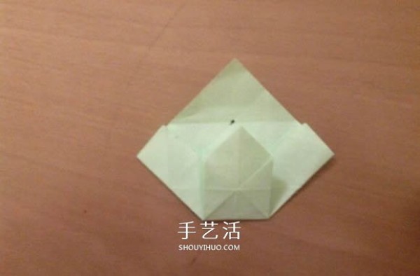 How to fold a lucky four-leaf clover and how to make an origami four-leaf clover step by step" border= "0" width="580" height="359" src="https://img.111diy.com/timthumb.php?src=/d/file/20220112/25k2qripmn1.jpg" /></p>
<p>Press inwards. </p>
<p align="center"><img alt="Illustration of how to fold a lucky four-leaf clover Step by step diagram of how to make origami four-leaf clover"  alt=