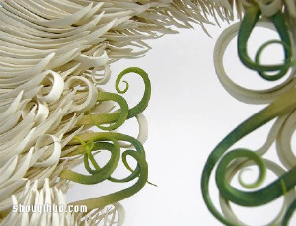 The ceramic works that seem to be alive present a soft and beautiful effect like paper art