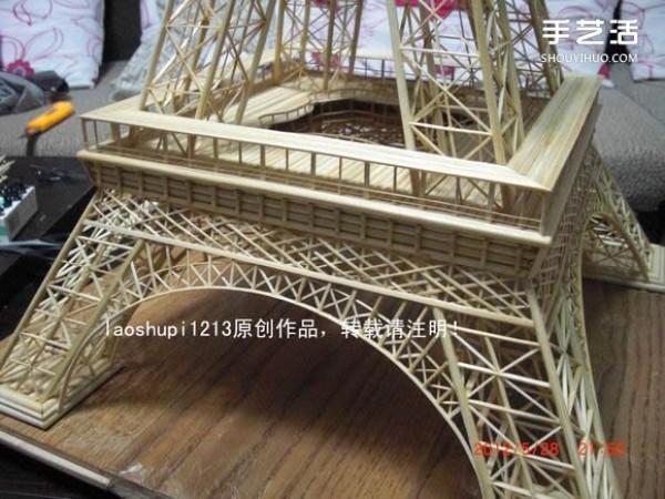 A detailed illustrated tutorial on making a model of the Eiffel Tower using chopsticks and bamboo skewers