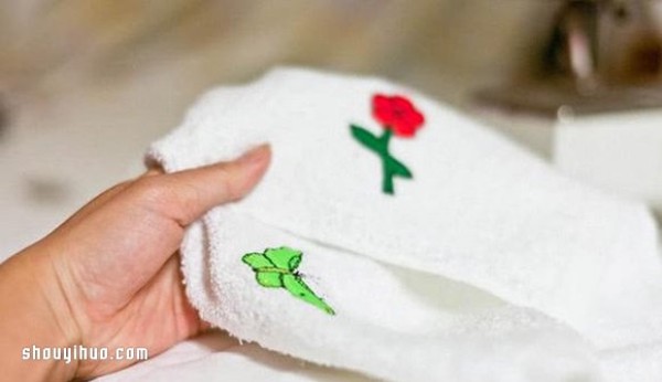 An illustration of how to transform a white cotton towel will make you fall in love with washing your face