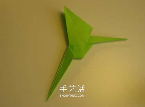 Step-by-step diagrams of hand-made origami pterosaurs. Illustrated process of folding pterosaurs