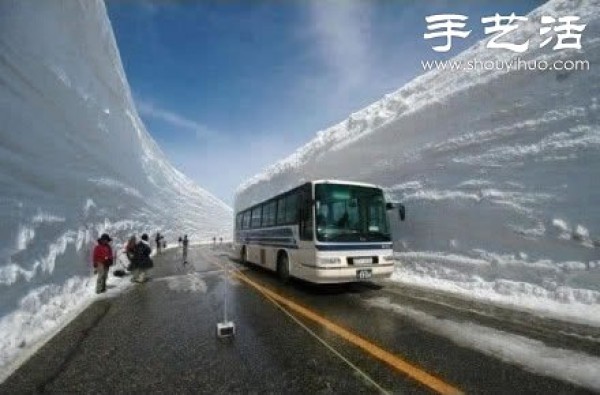 Super shocking: 20-meter-deep snowy road in Russia