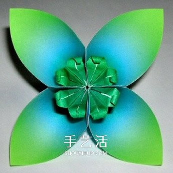 Illustration of the origami method of six four-petal flowers combined into beautiful flower balls