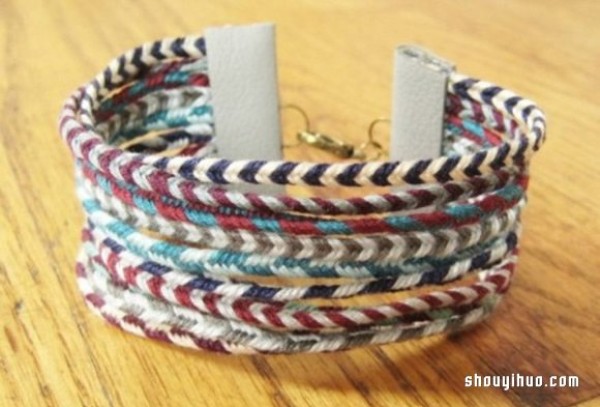 A tutorial on how to make a wide bracelet and a tutorial on how to braid a wide bracelet