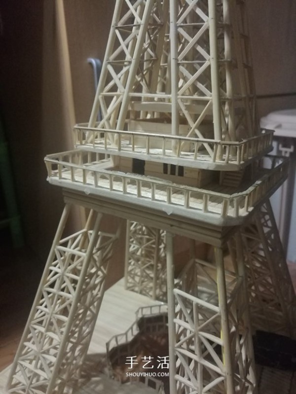 Detailed illustrated tutorial on hand-made Eiffel Tower model with bamboo sticks