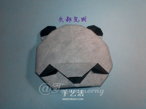 The national treasure giant panda is folded with illustrations of two pieces of paper origami panda steps