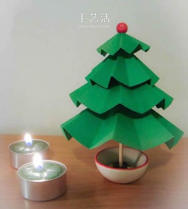 Illustration of how to make a three-dimensional Christmas tree from cardboard