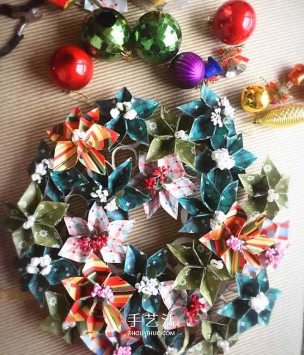 Use waste paper tubes and paper flowers to make beautiful Christmas wreaths