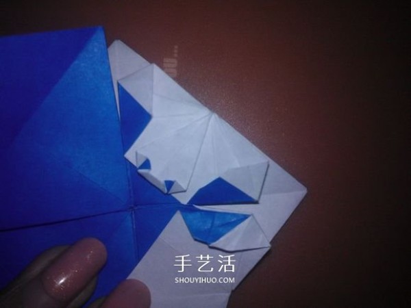 An illustration of how to fold a flat crab into an origami-like little crab