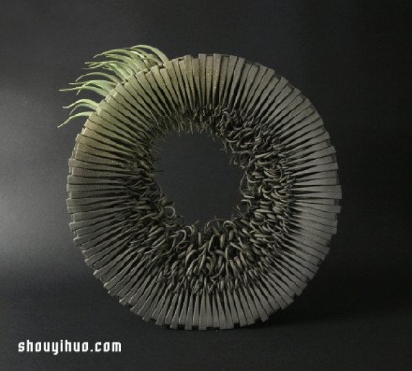 The ceramic works that seem to be alive present a soft and beautiful effect like paper art