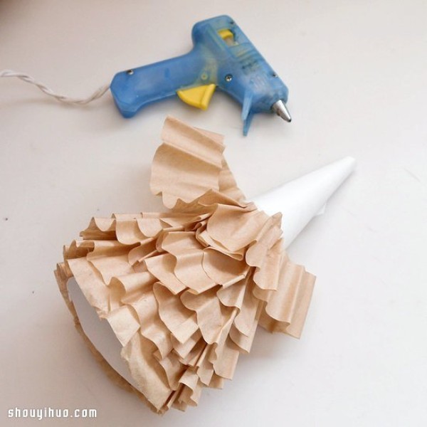 Illustrated tutorial on how to turn coffee filters into treasure by handmade DIY Christmas tree