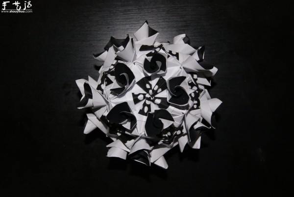 Appreciation of paper-colored love song in black and white with origami works