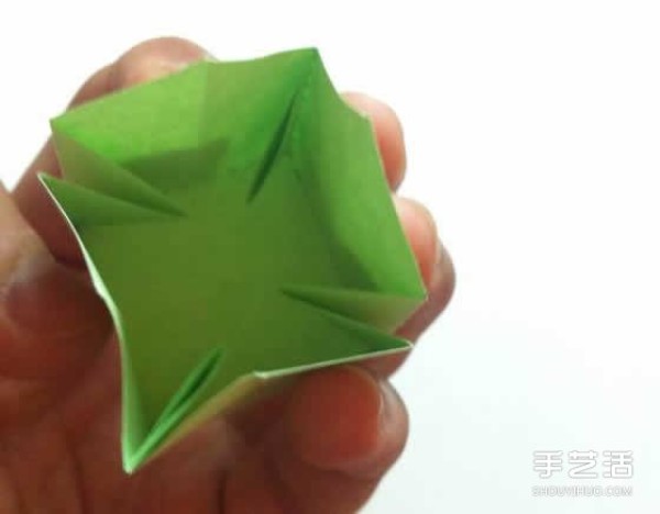 A piece of paper to fold a four-leaf clover, an illustration of the steps to fold a creative four-leaf clover