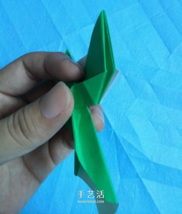 Step-by-step diagram of origami for a handmade kitten. Illustration of how to fold a cute kitten