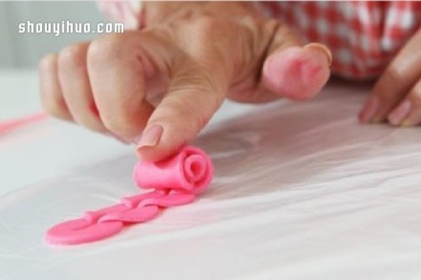 Illustrated tutorial on how to make roses with ultra-light clay