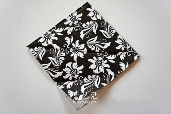 Illustration of a storage box for hand-made triangular flower-arranged napkins made from triangular napkins