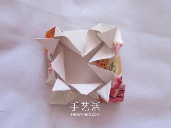 The folding method of the waste paper origami pen holder can also be used as a garbage box