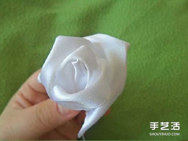 How to fold a ribbon rose and an illustration of how to make a wide ribbon rose