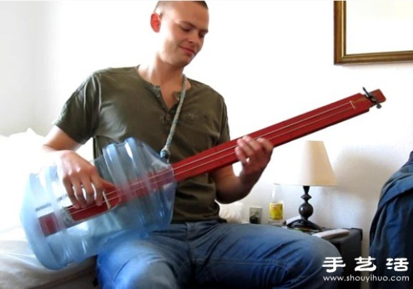 Wood board + mineral water bucket DIY to make bass guitar