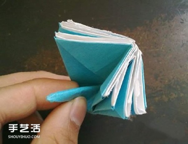 Origami carnation step by step illustration, the folding method of carnation is simple and easy to learn