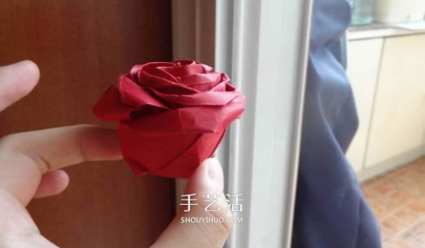 Represents beauty and love! Step-by-step illustration of handmade origami roses