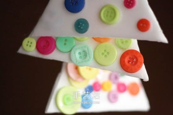 Use foam paper waste to make Christmas tree buttons and Christmas tree ornaments DIY