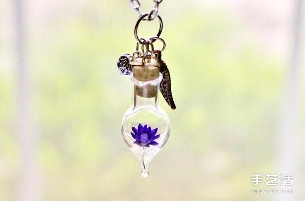 Handmade jewelry: a necklace made by putting dried flowers in a glass container