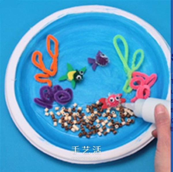 Use small-scale DIY items to make small-scale DIY decorations for the underwater world from waste plate waste