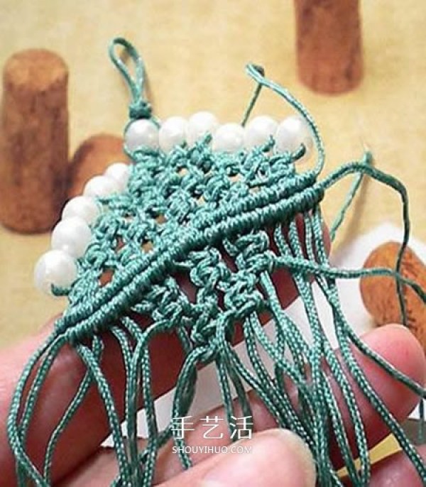 How to braid small Christmas tree pendants and how to weave hand-woven Christmas tree ornaments Illustration