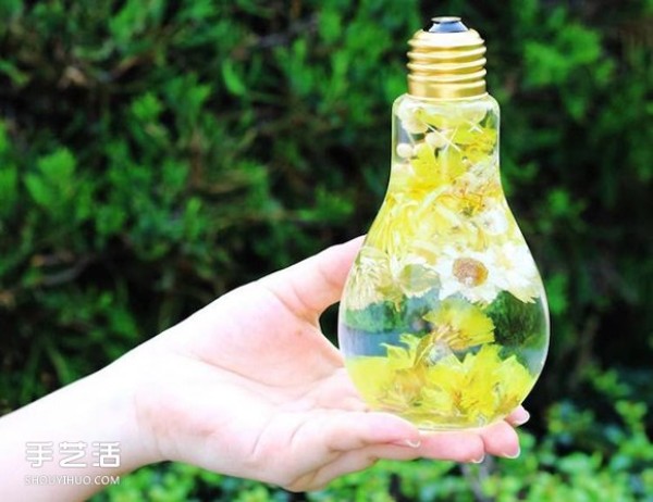 Japanese flower artist creates super dreamy light bulb floral decorations