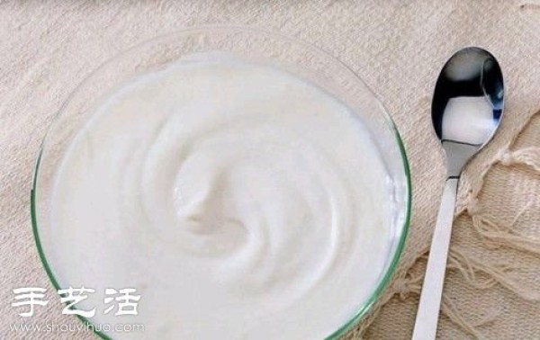 Homemade yogurt mask makes the skin soft and delicate