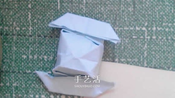 The origami method of a simple small hat, how to fold a brimmed hat with illustrations