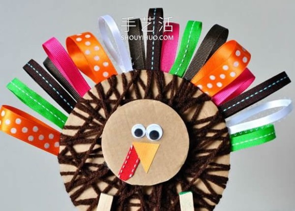 A simple tutorial on how to make a turkey from corrugated cardboard