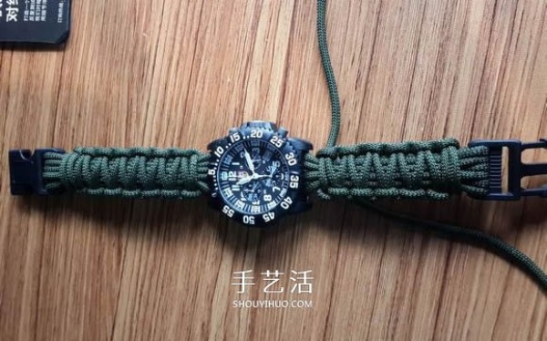 An illustrated tutorial on the method of weaving a watch strap, the process of weaving a watch strap with handmade paracord