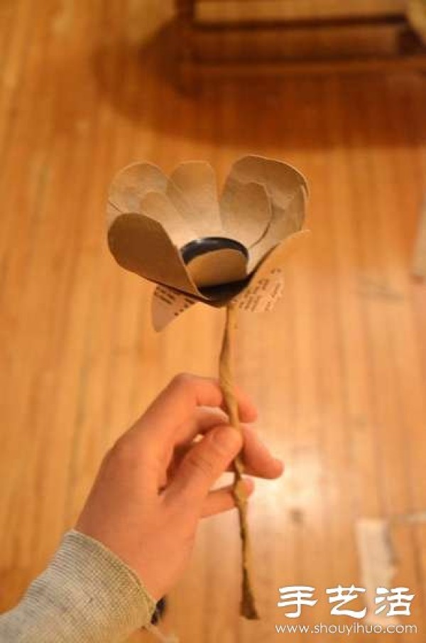 Toilet paper rolls can be turned into treasures by DIY beautiful flowers