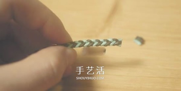 Illustration of how to weave a four-strand rope bracelet. How to weave a four-strand rope bracelet.Tutorial