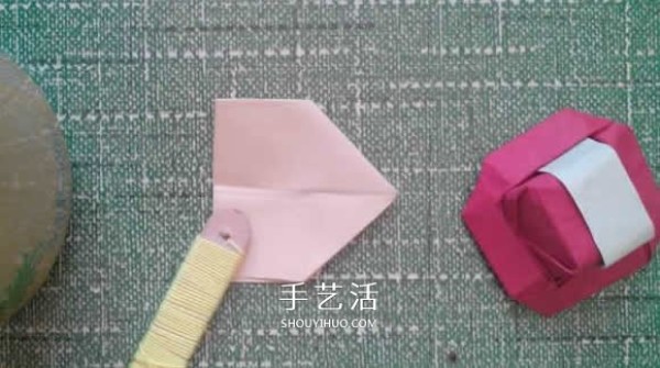 The origami method of a simple small hat, how to fold a brimmed hat with illustrations