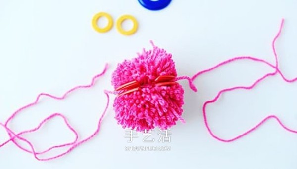 Make your own Valentines Day packaging and decoration! How to make DIY warm yarn balls