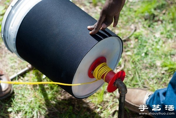 Plastic bucket + water pipe DIY to make a simple environmentally friendly washing machine