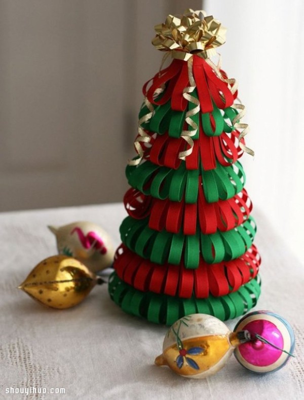 A simple DIY handmade illustrated tutorial for Christmas tree decorative ornaments