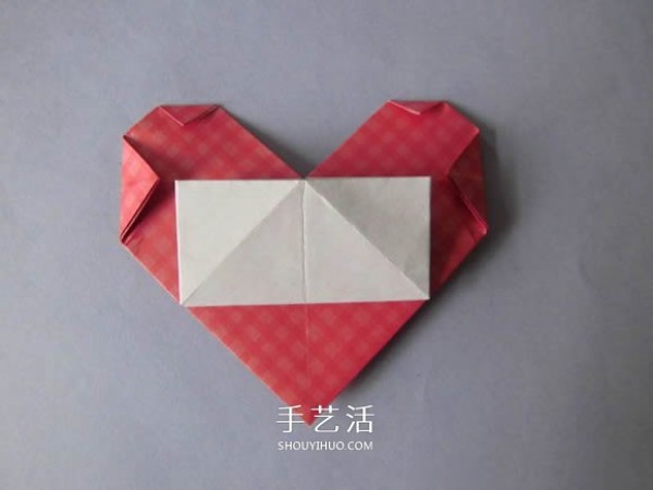 Illustration of how to fold a love flower arrangement, a simple heart-shaped origami with a vase