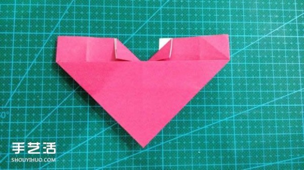 LOVE heart-shaped origamiIllustrated tutorial on folding love hearts on Valentines Day border="0" width="580" height="326" src="https://img.111diy.com/timthumb.php?src=/d/file/20220112/ukaylwtkg04.jpg" />< /p>
<p>Turn to the back</p>
<p align="center"><img alt="LOVE heart-shaped origami illustrated tutorial How to fold LOVE heart on Valentines Day"  alt=