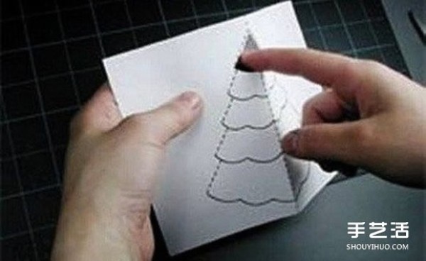 Detailed illustrated steps for making a three-dimensional Christmas tree greeting card