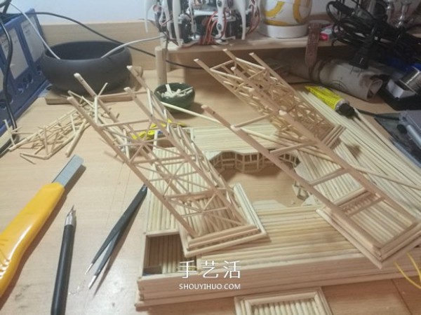 Detailed illustrated tutorial on hand-made Eiffel Tower model with bamboo sticks