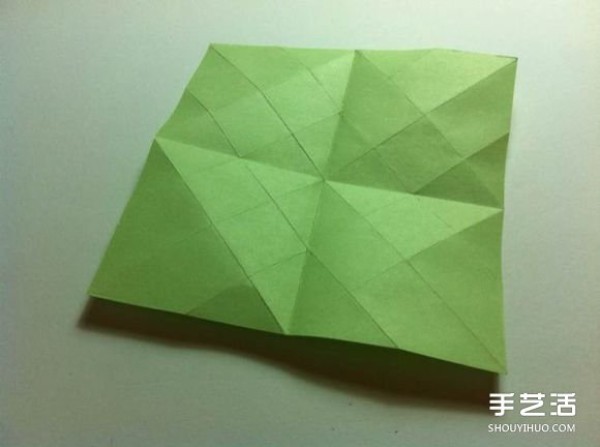 A piece of paper to fold a four-leaf clover, an illustration of the steps to fold a creative four-leaf clover