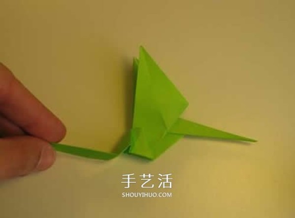 Step-by-step diagrams of hand-made origami pterosaurs. Illustrated process of folding pterosaurs